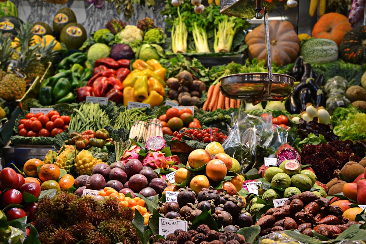 Ingredientes frescos sobre a bancada da cozinha