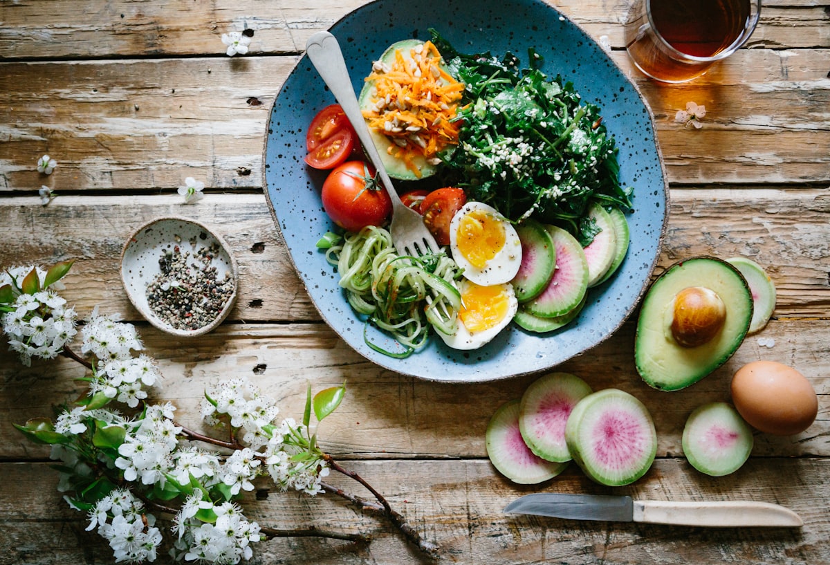 Ingredientes frescos para um smoothie verde — energia em cada gole