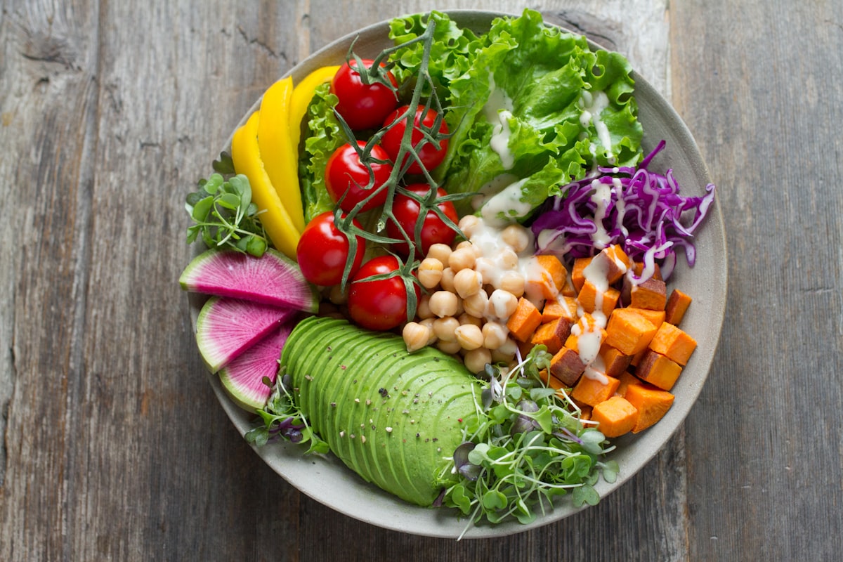 Tigela colorida de salada — o encontro entre nutrição e prazer