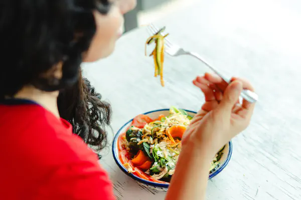 GLP-1: O Que Comer com Ozempic, Wegovy e Mounjaro — Guia de Nutrição Baseado em Evidências (2026)