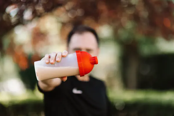 Whey Protein em 2026: Guia Completo Baseado em Ciência (Benefícios, Como Tomar e Mitos)