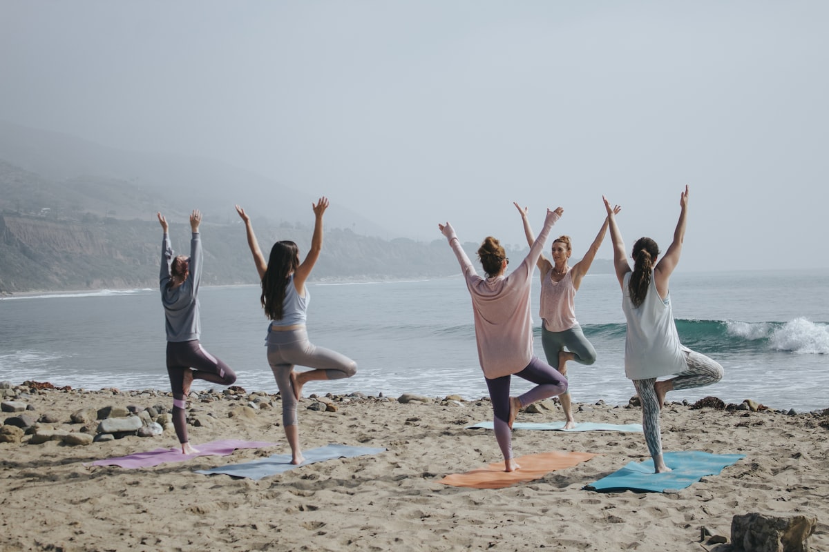 O yoga nos ensina a ouvir o corpo com atenção e respeito Prática de yoga como ferramenta de escuta corporal